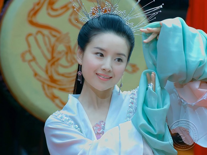 Năm 2000, bộ phim “Tháng ngày hạnh phúc” của đạo diễn Trương Nghệ Mưu đạt được những thành công lớn. Cô gái trẻ Đổng Khiết lần đầu đứng trước ống kính đã chinh phục được đạo diễn gạo cội này và rất nhiều khán giả.